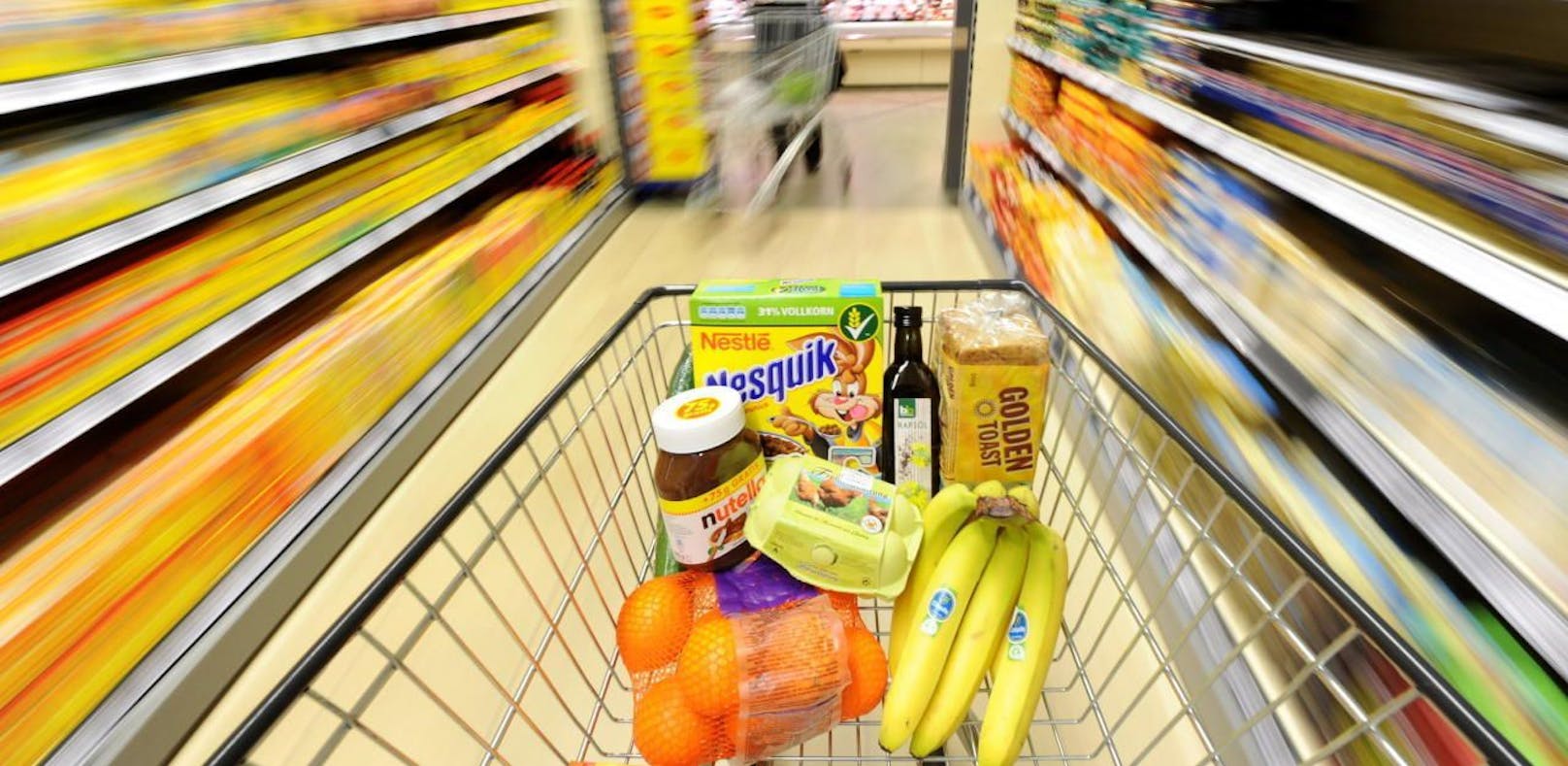 Ein Einkaufswagerl bei seiner Shoppingtour durch einen Supermarkt. Bei Angeboten und Märkten hilft jetzt www.hiergibts.info.