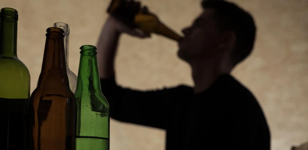 Kurios: Ein 38-Jähriger brach in ein Lokal ein, nahm eine Flasche Eierlikör mit  und kippte davor zwei Biere! (Symbolbild)