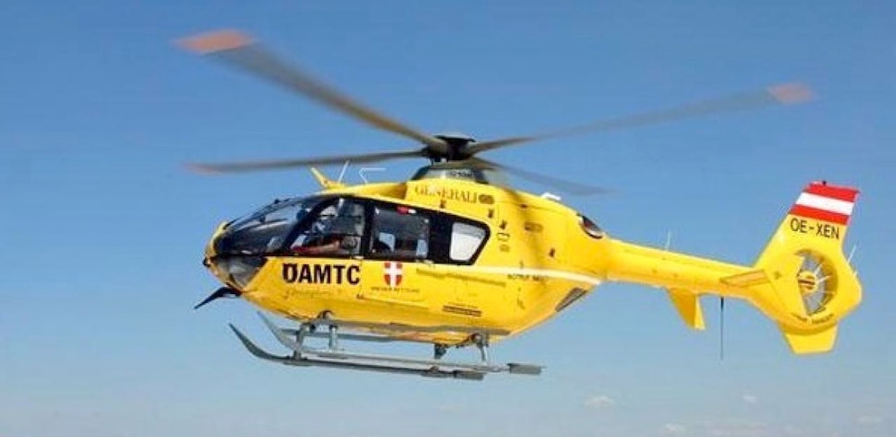 Der Rettungshubschrauber musste auf der B14 landen.