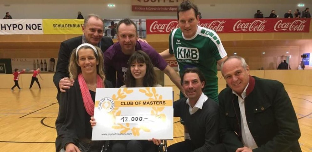 Sahinovic, Pfeffer (violett), Herzog (grün) mit der Veranstaltern und Gastgebern bei der Übergabe.