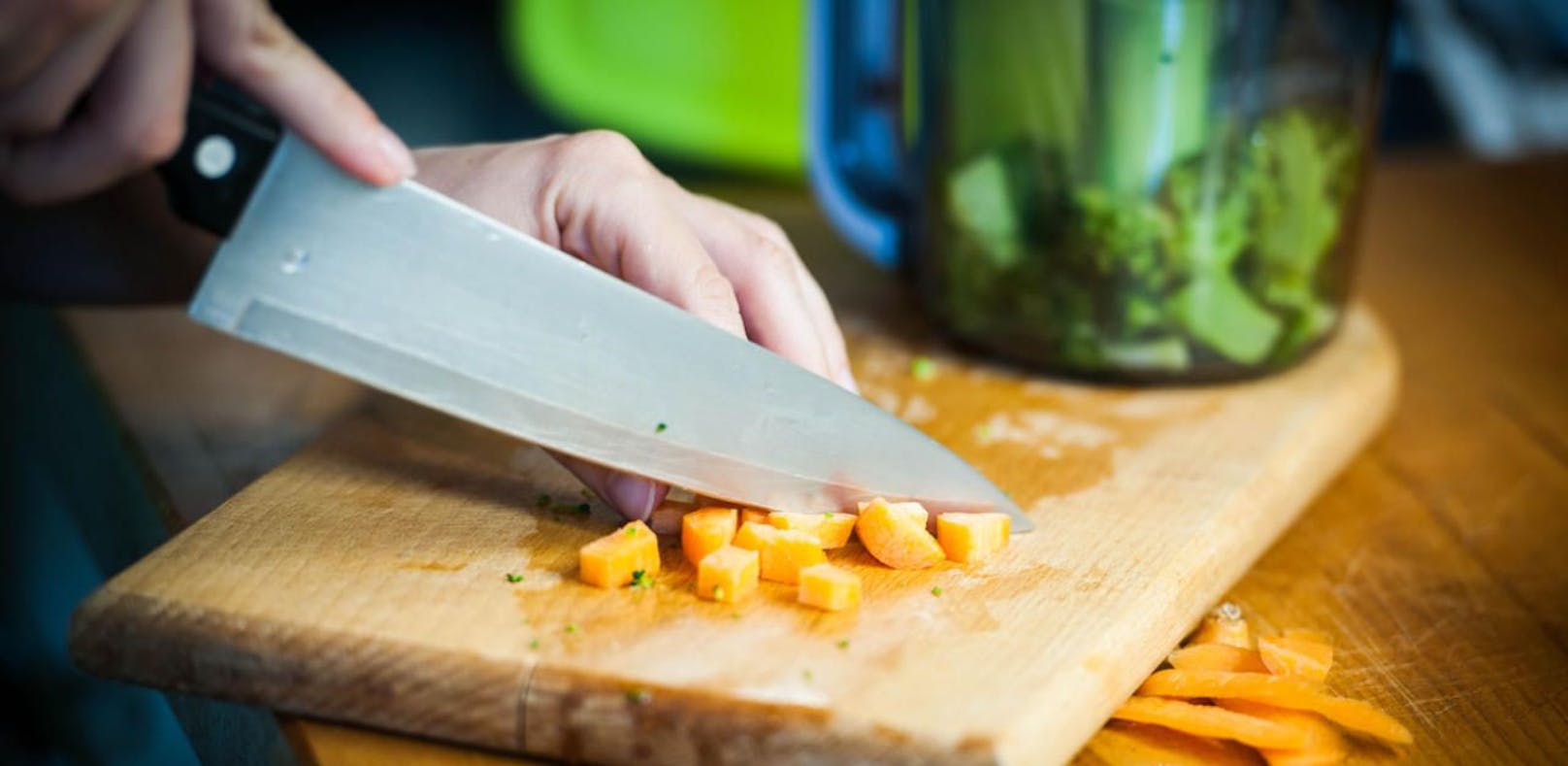 Der 31-Jährige soll zwei mal versucht haben mit einem Gemüsemesser auf die Fußgängerin einzustechen. (Symbolbild).