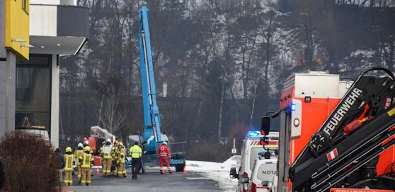 Die Einsatzkräfte am Ort des Stromunfalls.