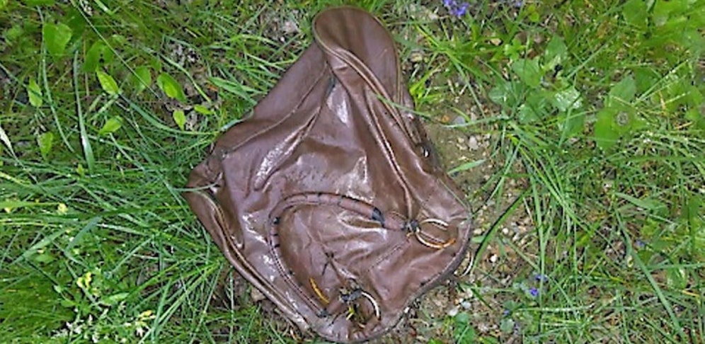 In dieser Ledertasche wurden die toten Kätzchen gefunden. 