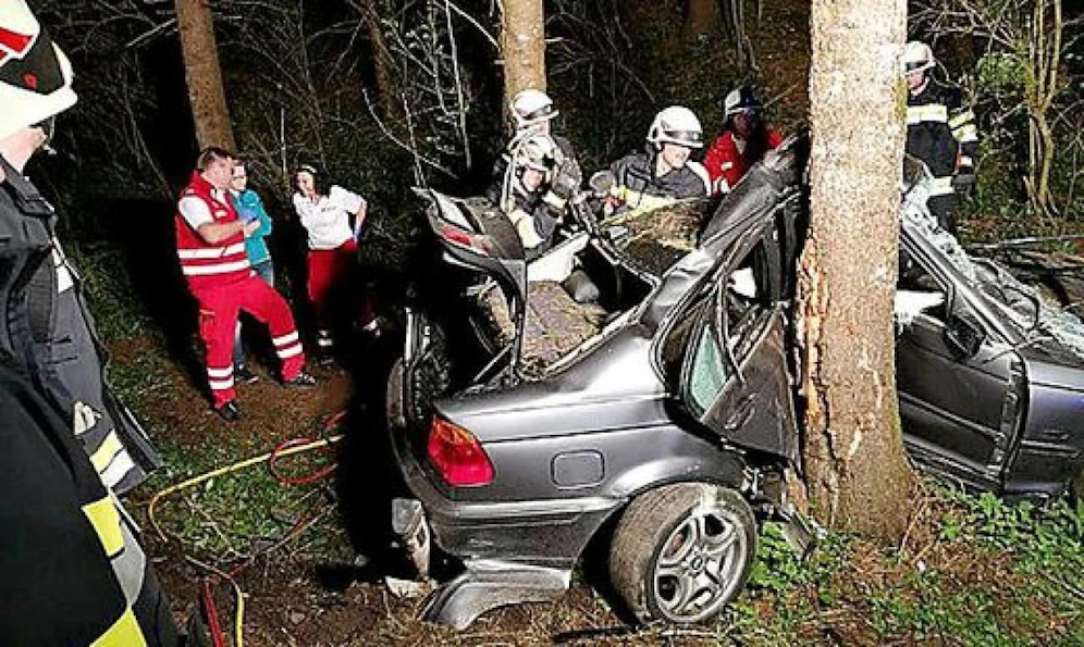 Der Pkw wurde bei dem Unfall schwer beschädigt