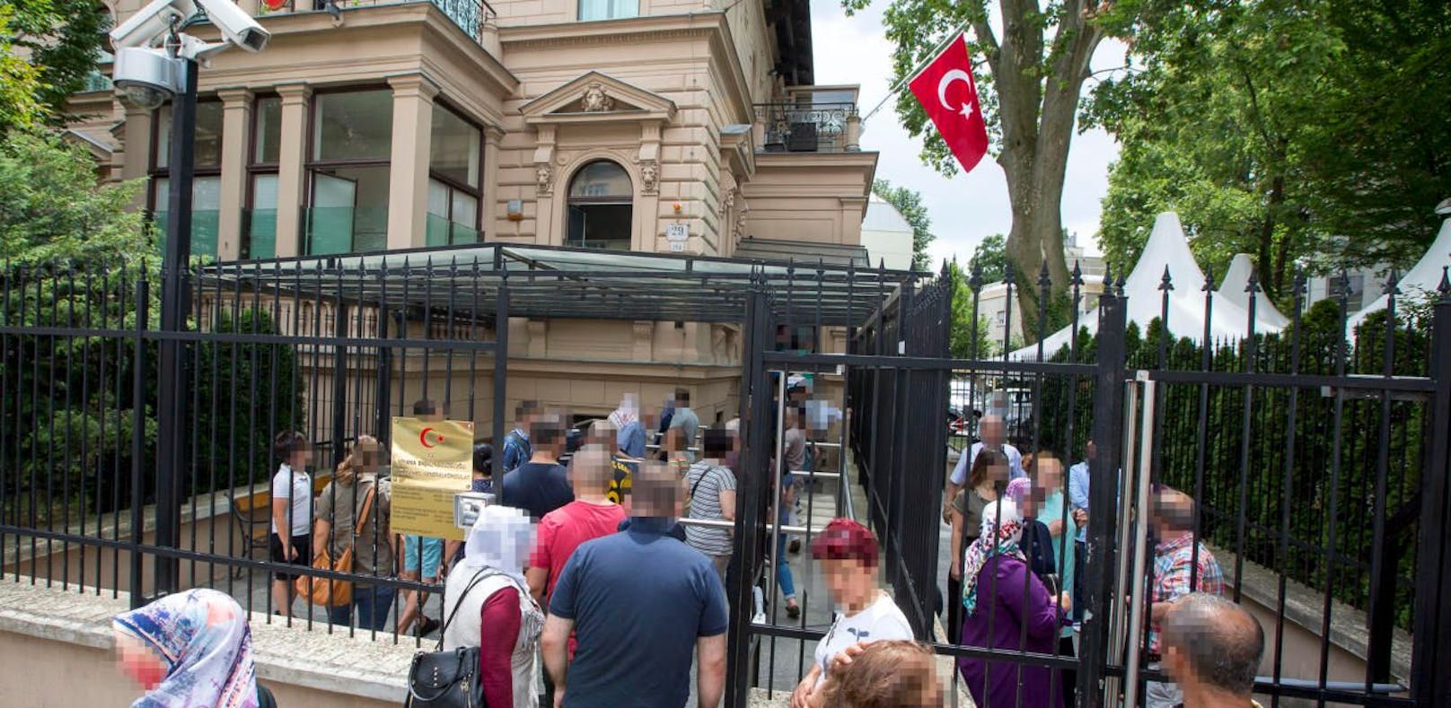 In Wien existieren laut Studie Viertel, in denen türkische Migranten problemlos ohne jegliche Deutschkenntnisse auskommen würden. (Im Bild: Ein türkisches Wahllokal in Wien während der letzten Türkei-Wahl)