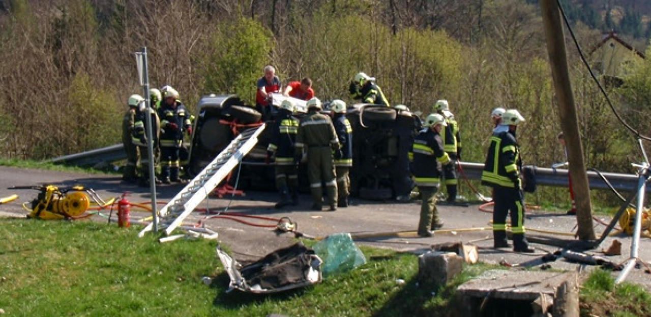 Heute.at - Zwei Burschen bei Unfall eingeklemmt