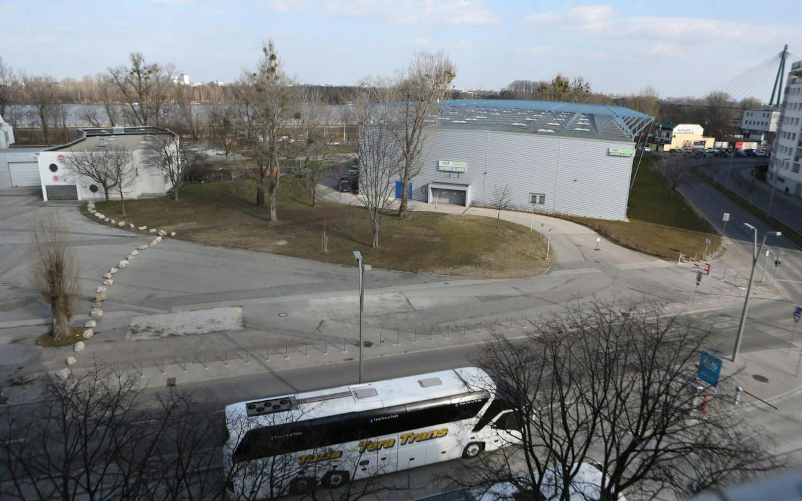 Die &quot;Sport&amp;Fun-Halle&quot; beim Ferry-Dusika-Stadion müsste Platz für den neuen Busbahnhof machen.