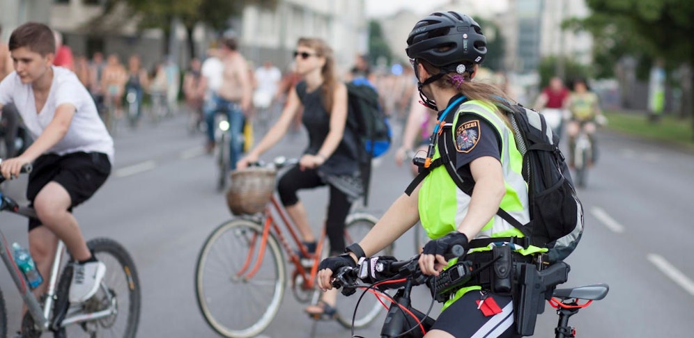 Eine 32-jährige Wienerin versuchte, einen Polizisten zu ohrfeigen. Grund: Sie durfte nicht über den abgesperrten Schulweg radeln (Symbolbild).