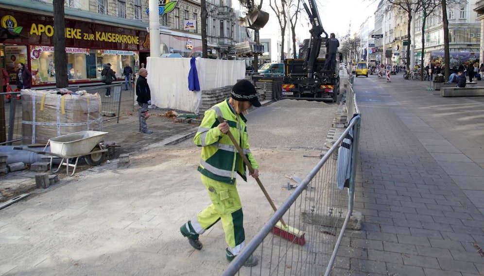 Ab der Kaiserstraße wird ein Streifen neuer Steine verlegt.