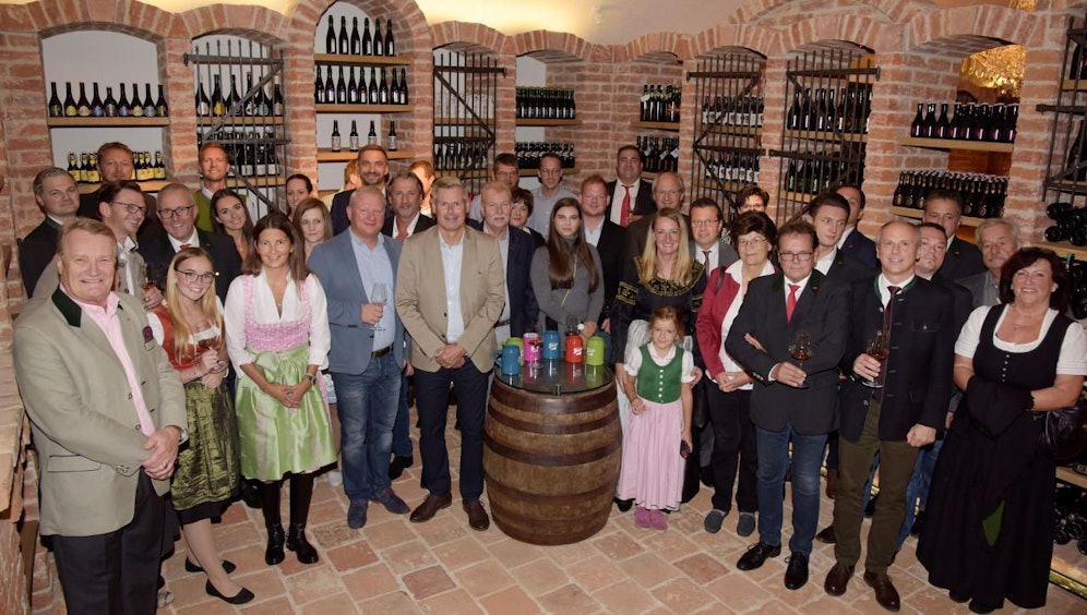 Die Stiegl-Eigentümerfamilie Heinrich Dieter Kiener (li. außen) und Alessandra Kiener (3. v.li., 1. Reihe) begrüßten die frisch gebackenen "Bierwirte des Jahres 2020" kürzlich in der Stiegl-Brauwelt bei der Verleihung der begehrten Auszeichnungen. 