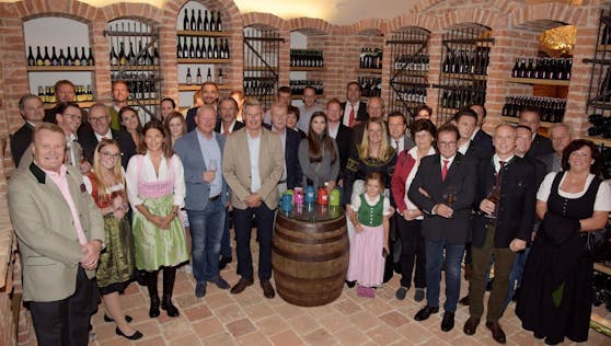 Die Stiegl-Eigentümerfamilie Heinrich Dieter Kiener (li. außen) und Alessandra Kiener (3. v.li., 1. Reihe) begrüßten die frisch gebackenen "Bierwirte des Jahres 2020" kürzlich in der Stiegl-Brauwelt bei der Verleihung der begehrten Auszeichnungen.