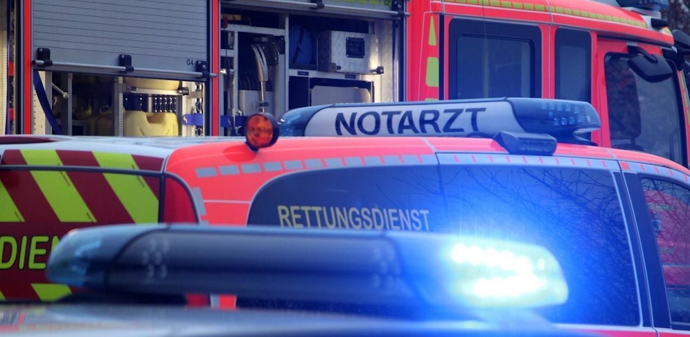 Für den Lenker kam jede Hilfe zu spät. Die 40-Jährige überlebte schwer verletzt. 