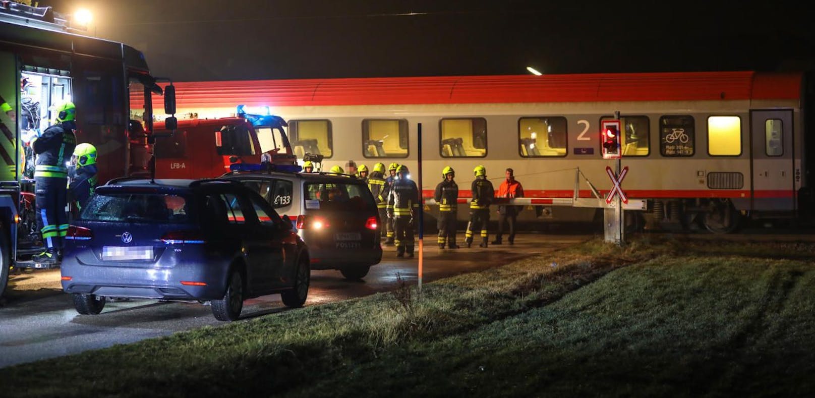 Person an Bahnübergang von Zug überrollt