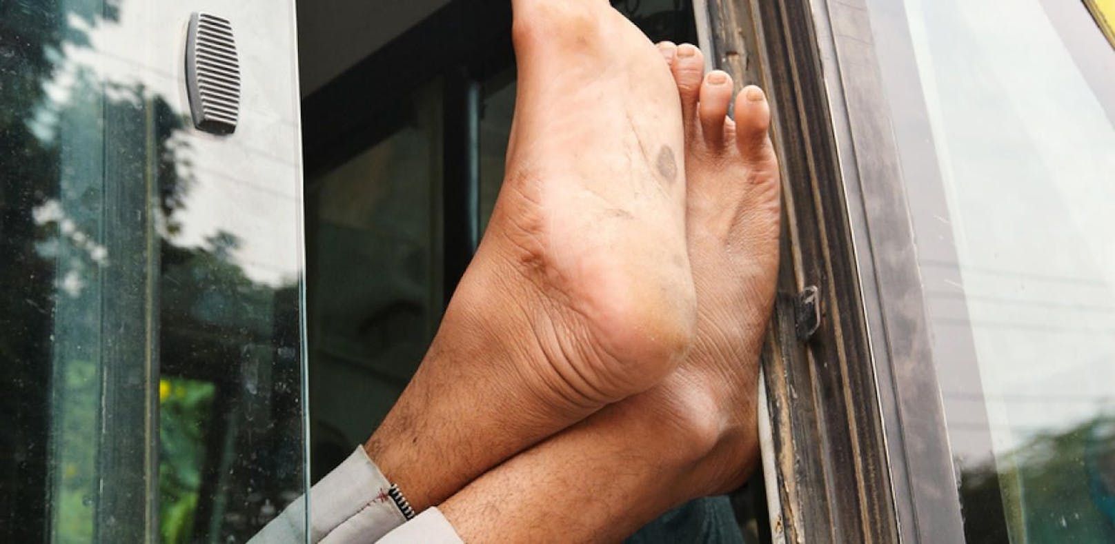 Stinkende Socken in einem Bus sorgten für einen Polizeieinsatz in Indien.