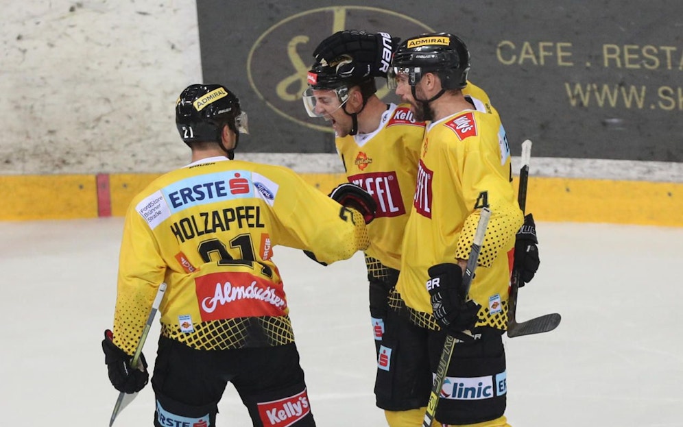 Riley Holzapfel, Jamie Arniel und Philippe Lakos feiern den Sieg