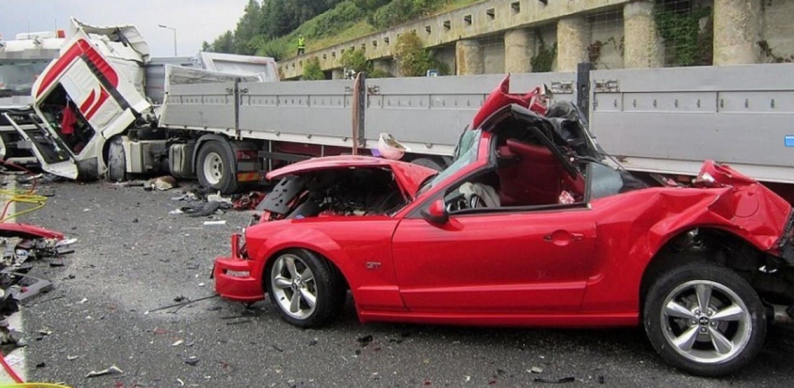 Cabrio-Beifahrerin stirbt bei Auffahrunfall auf S6.