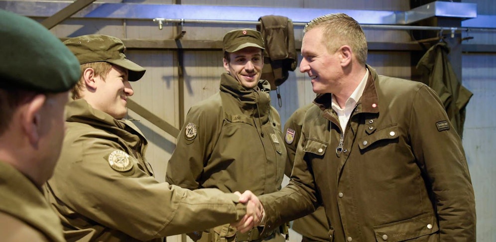 Mario Kunasek (FPÖ), Bundesminister für Landesverdeidigung, bei einem Truppenbesuch im Kosovo im Februar 2018.