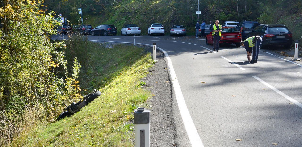 Heute.at - Biker weicht Fußgängern aus und kollidiert mit Pkw