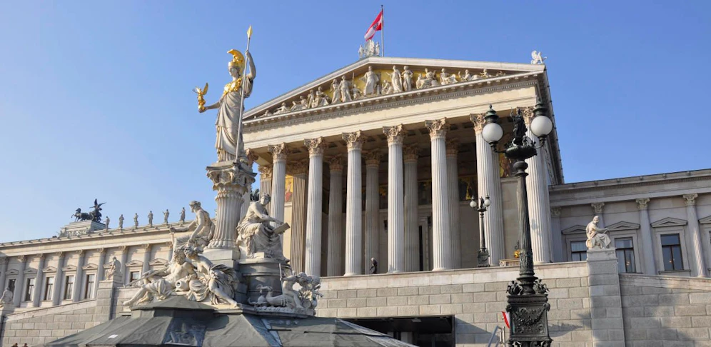 Das Parlamentsgebäude an der Wiener Ringstraße wird derzeit saniert. (Archivbild)