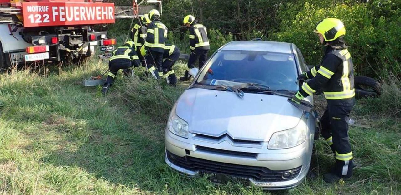 Heute.at - Reifen in Natur entsorgt? Mann steckte mit Auto  fest