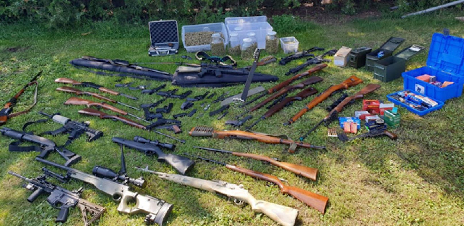 Bei dem Drogenbaron wurde ein Arsenal von 49 großteils illegalen Schusswaffen sichergestellt.