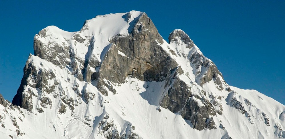 Die Wanderin rutschte auf einem Schneebrett aus. 