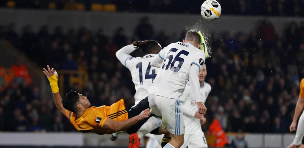 Raul Jimenez trifft Kenan Bajric genau am Kopf.
