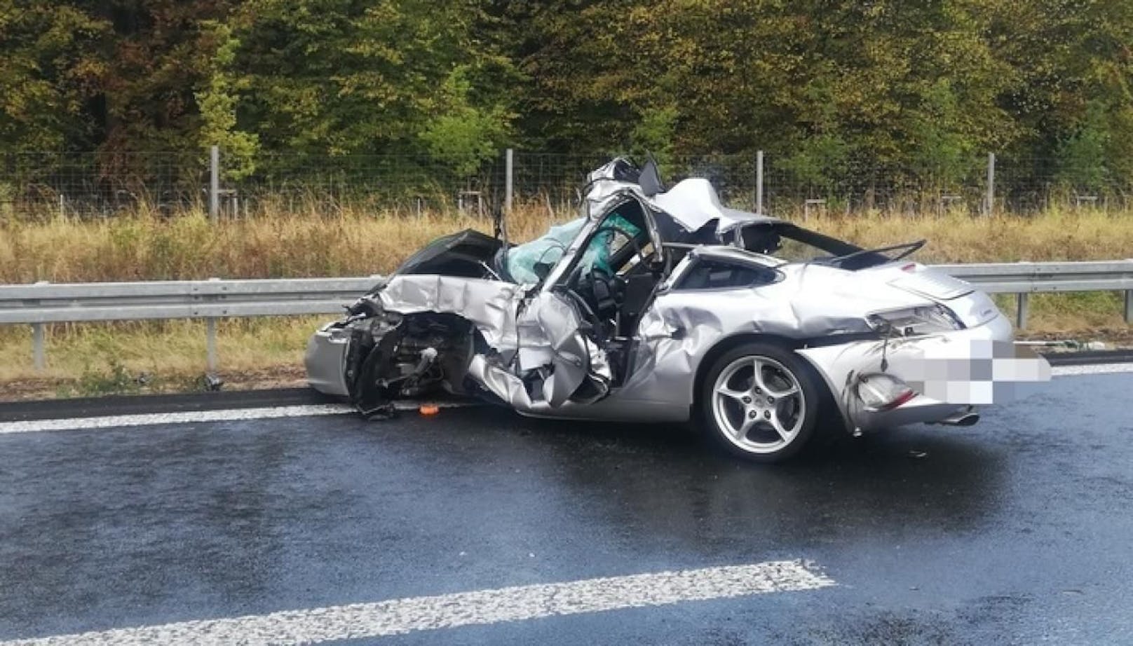 Der Porsche-Lenker verstarb noch an der Unfallstelle