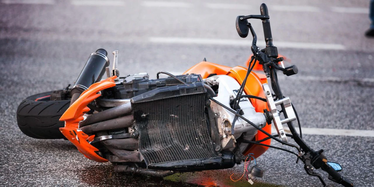 Biker (32) kämpft nach Crash mit Auto um sein Leben - Vimarsana News