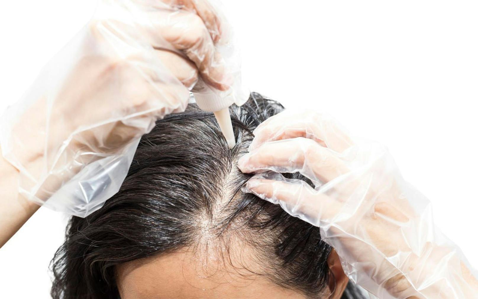 Hairstylistin Carola Staudinger warnt: Nicht selber die Haar färben und wenn doch, dann bitte mit vom Friseur abgemischter Farbe.