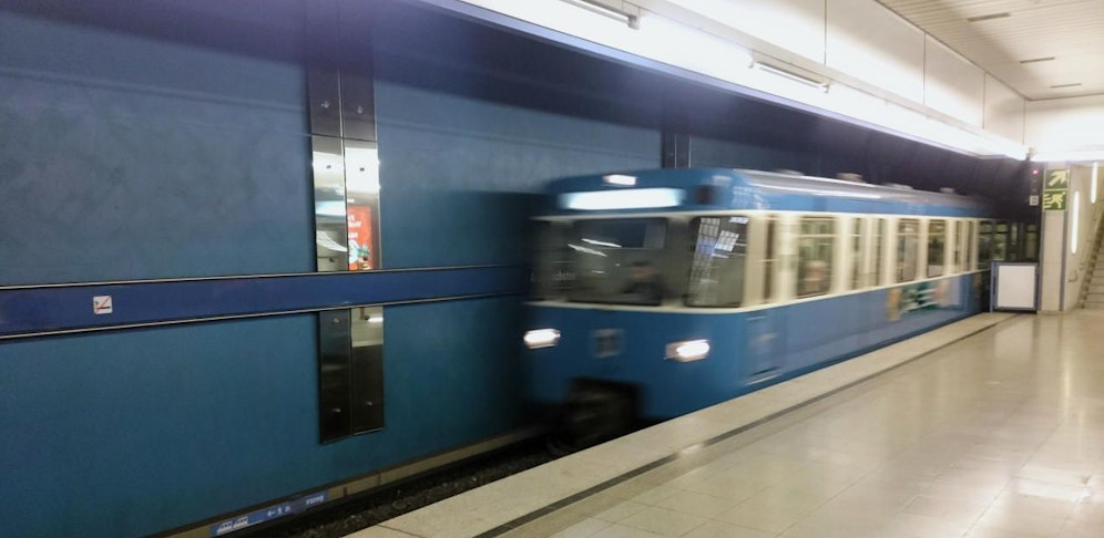 Der Mann wurde von der 38-Jährigen auf die Gleise geschubst