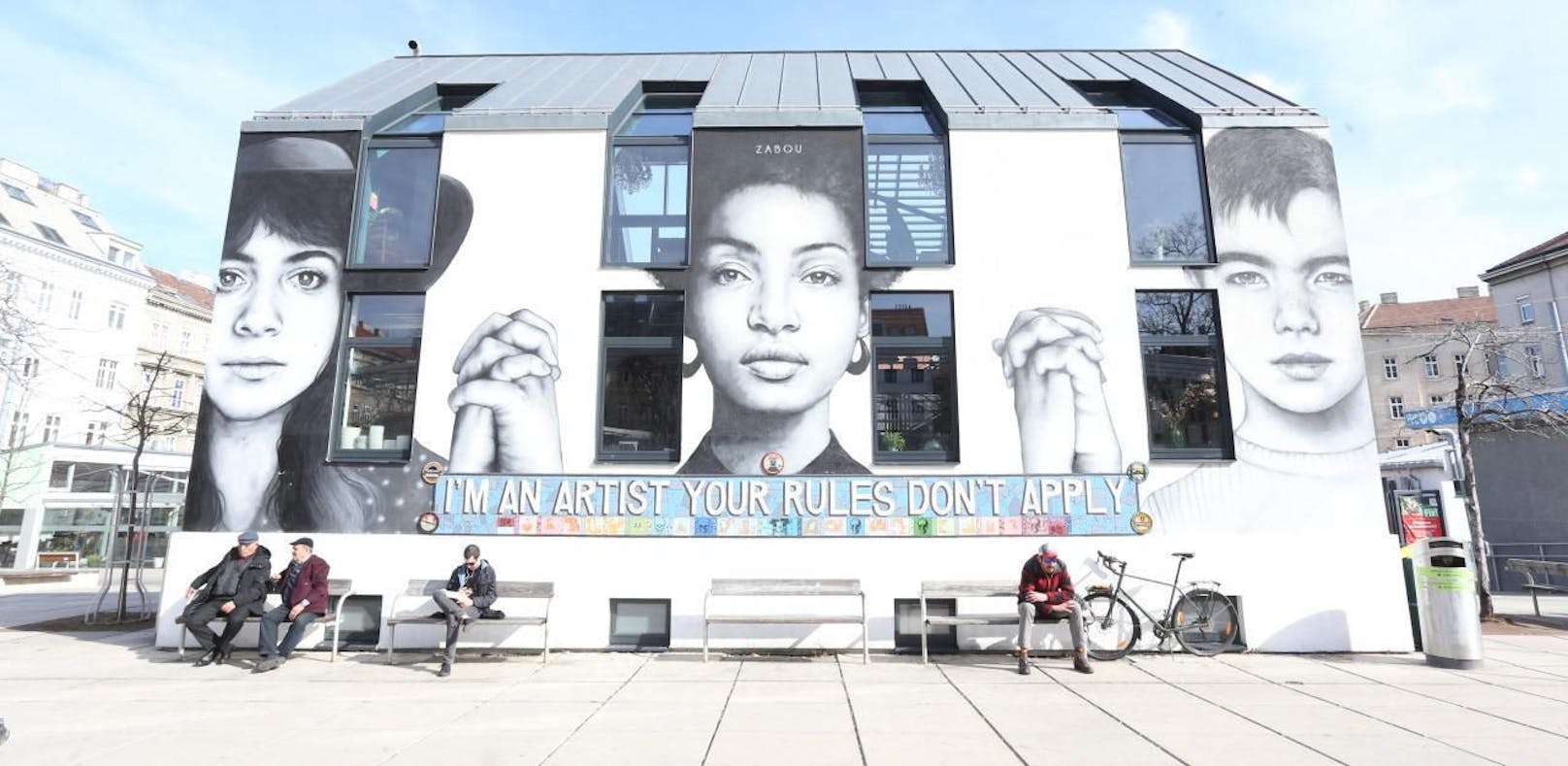 Graffiti am Yppenplatz der französischen Künstlerin Zabou: Die mexikanische Künstlerin Villana, das amerikanische Model Yara Shahidi und die Sängerin Björk reichen sich die Hände.