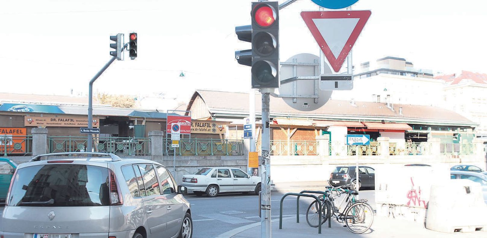 Geht es nach dem neuen Infrastruktur-Minister Norbert Hofer darf bei Kreuzungen wie dieser künftig auch bei Rot rechts gefahren werden.