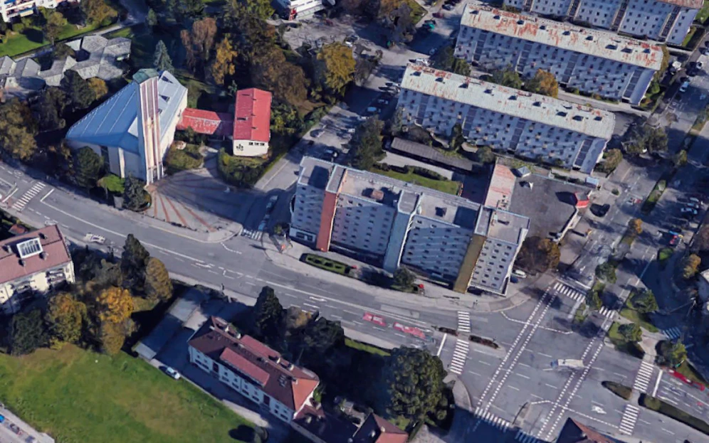 Reichenaustraße auf Höhe der Pauluskirche (l.) in Innsbruck