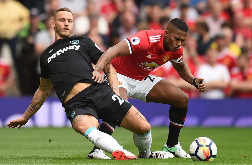 Marko Arnautovic (li.) ging mit West Ham gegen Manchester United unter.