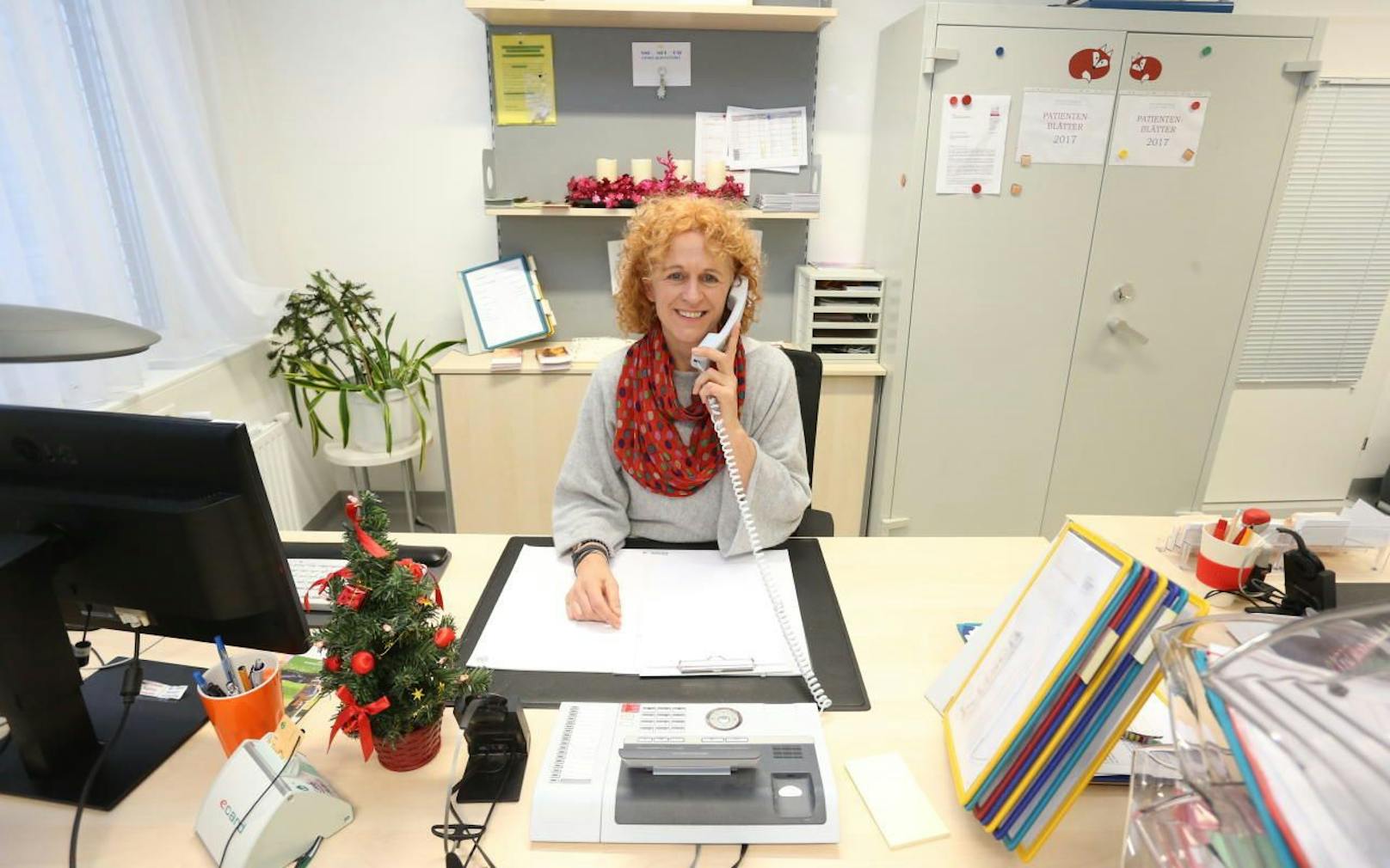 Die diplomierte Krankenpflegerin Elisabeth Plank (52) kümmert sich auch zu Weihnachten um die Anliegen der Anrufer.