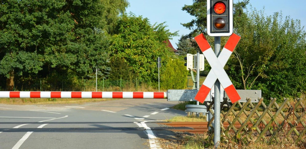 Der Mann überquerte die Gleise trotz geschlossenem Schranken. 
