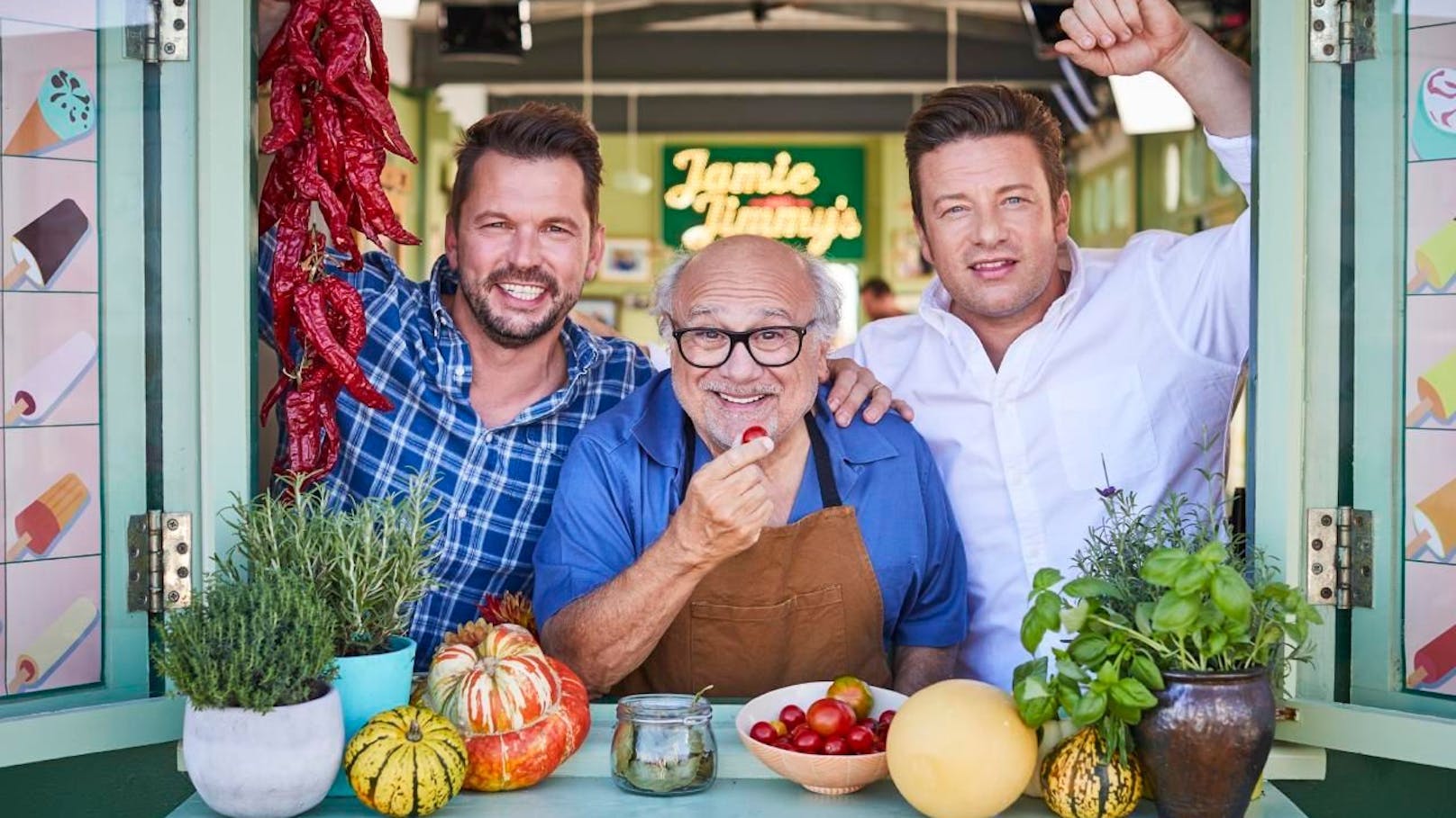 Für DeVito hat <strong>Jamie Oliver</strong> 2018 das Dorf seiner Großeltern besucht. Der TV-Koch bringt ihm seine italienischen Wurzeln mit dem Pasta-Gericht Strachinatta Con La Mollica näher.