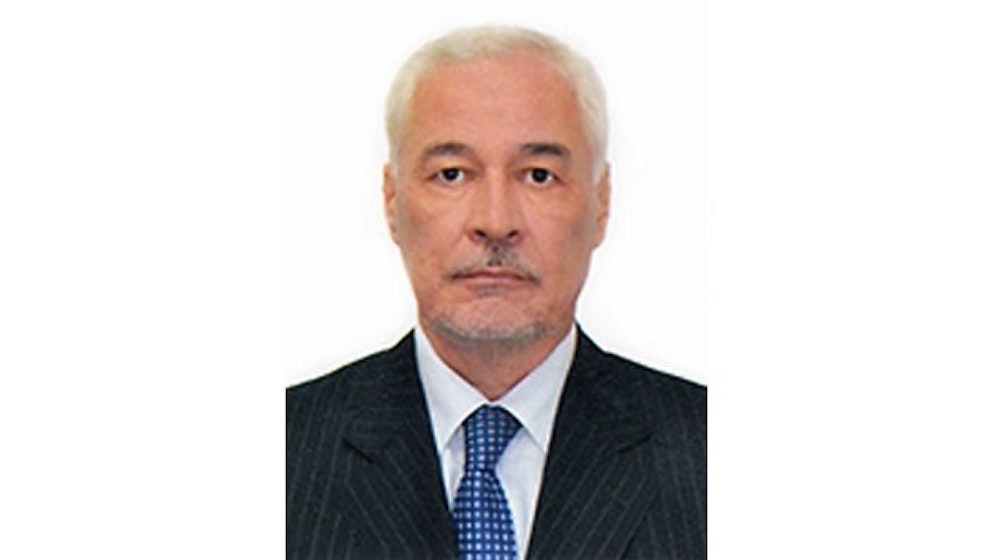 Der Diplomat wurde tot in seinem Pool aufgefunden.