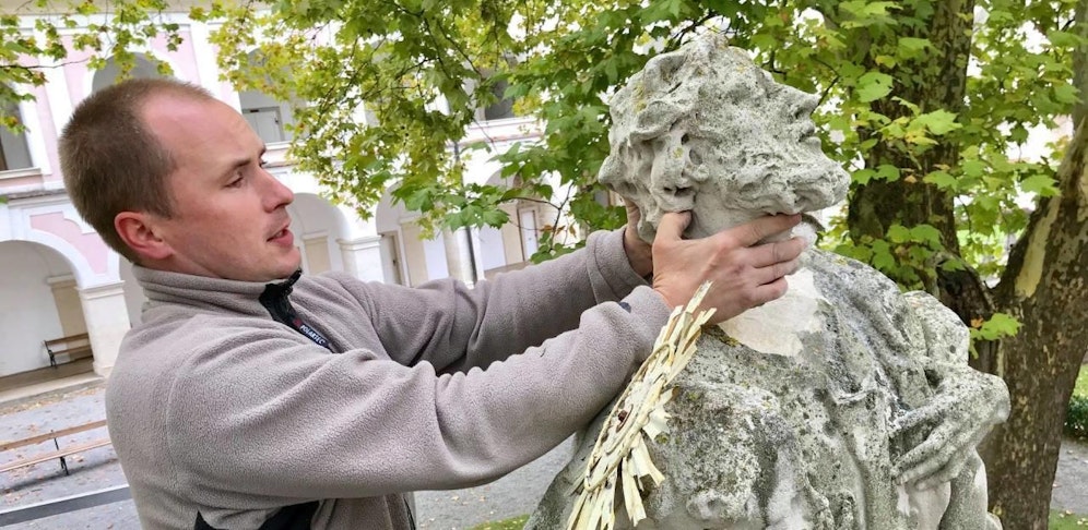 Steinmetz Josef setzte dem Heiligen Joseph wieder den Kopf auf.