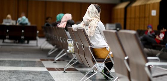 Eine afghanische Flüchtlingsfamilie im Wartesaal eines deutschen Asylamtes.
