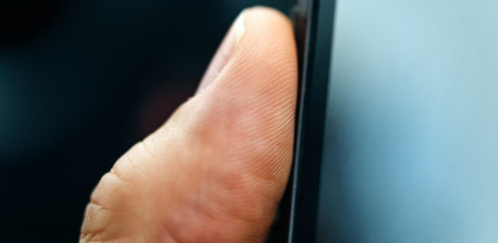 Die Polizei soll den Finger des Toten benutzt haben, um dessen Handy zu entsperren.