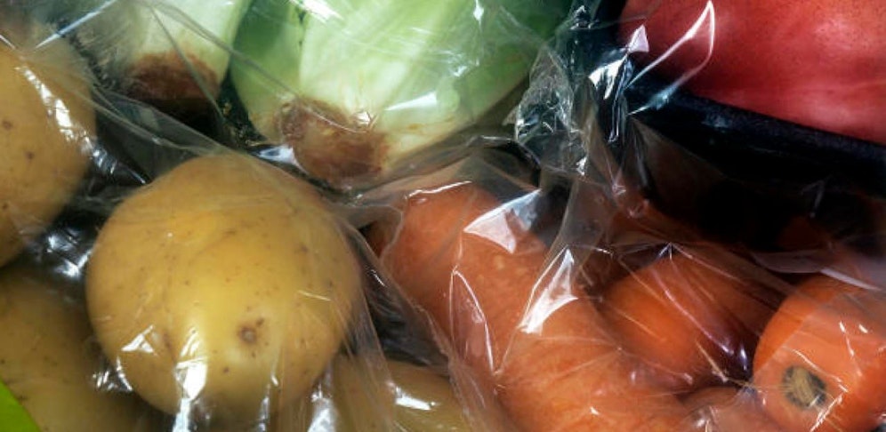 Sehen Lebensmittel nicht mehr komplett neu aus, landen sie gern im Müll. (Symbolbild)