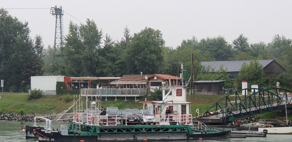 Pkw stürzte nahe der Rollfähre in die Donau. 