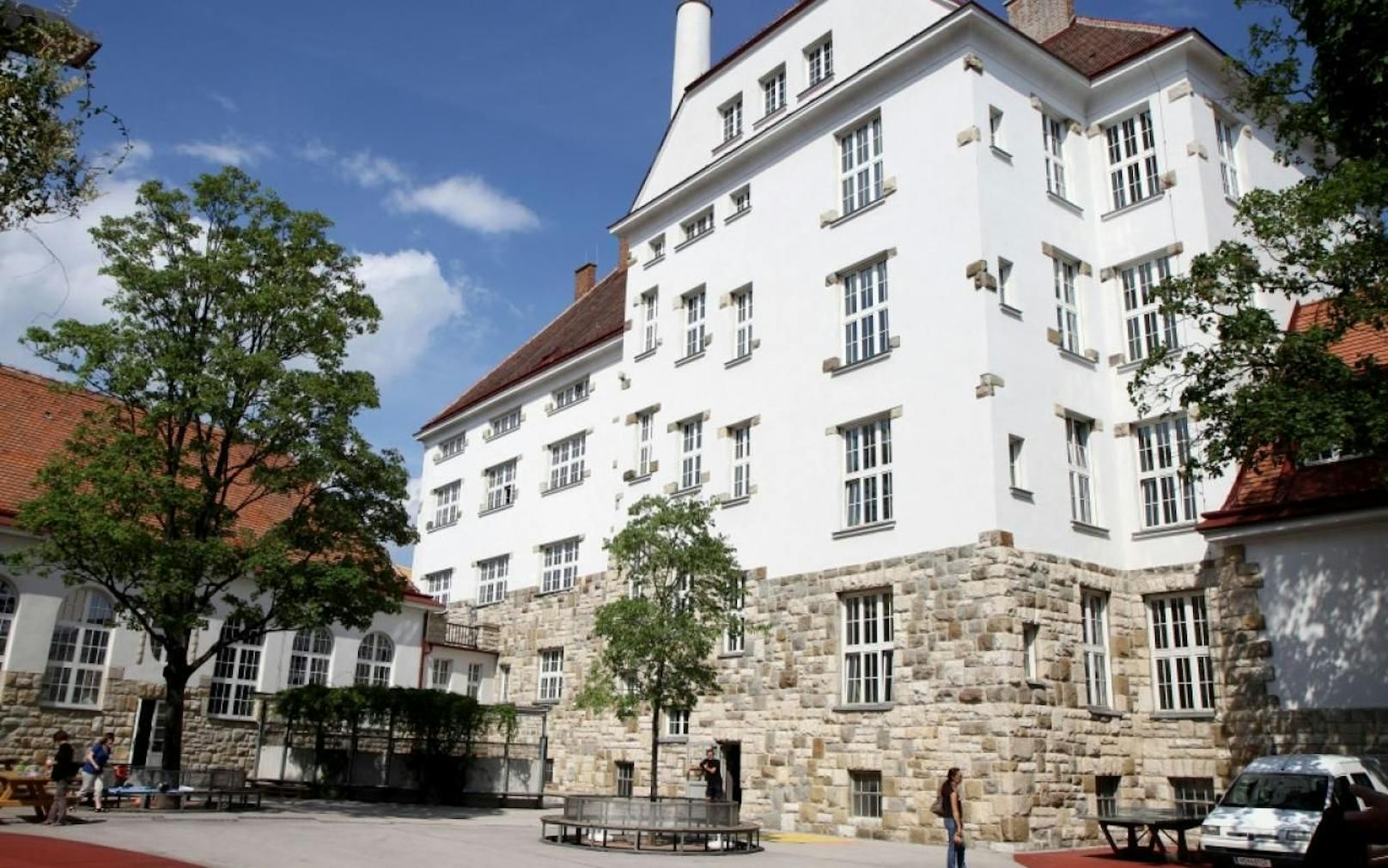 Auch die Volksschule Julius Meinl-Gasse in Wien-Ottakring wurde im Zuge des Schulsanierungspakets umfassend erneuert. (c) PID/Votava