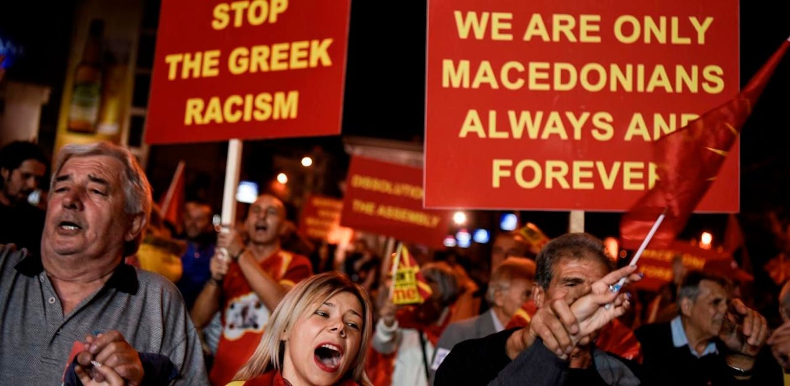 Das mit Spannung erwartete Referendum in Mazedonien über den zukünftigen Weg des kleinen Balkanstaates endet am Sonntagabend überraschend.