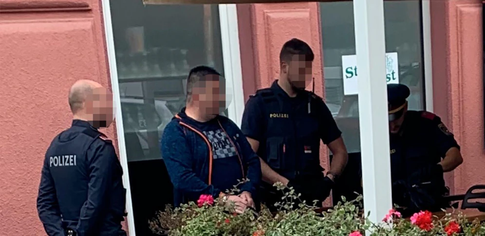 Hier wird der Angreifer festgenommen.