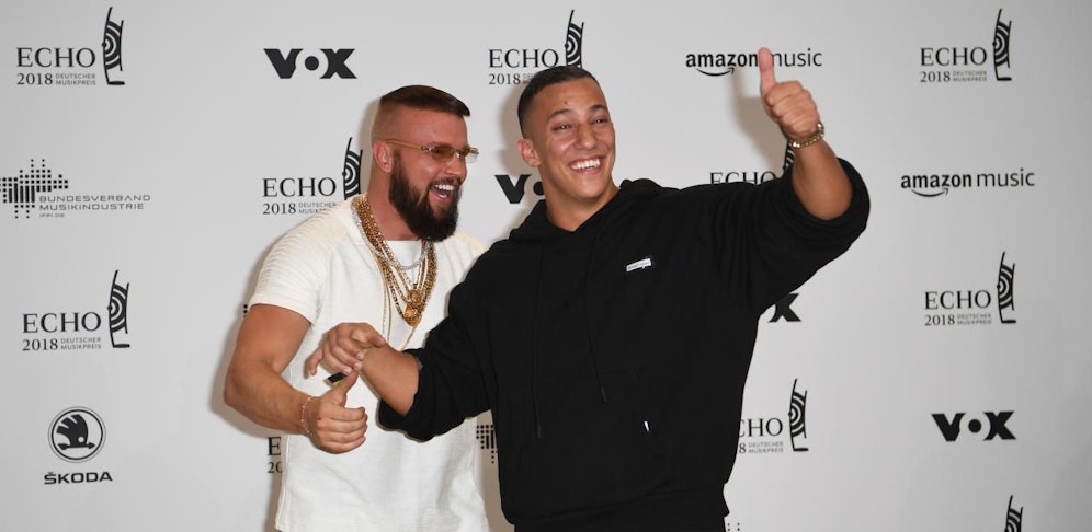 Die Rapper freuen sich sichtlich auf ihren Auftritt.