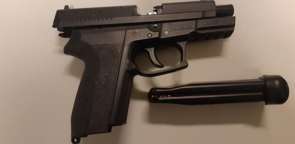 Die Waffe stellte sich als Softair-Pistole heraus.