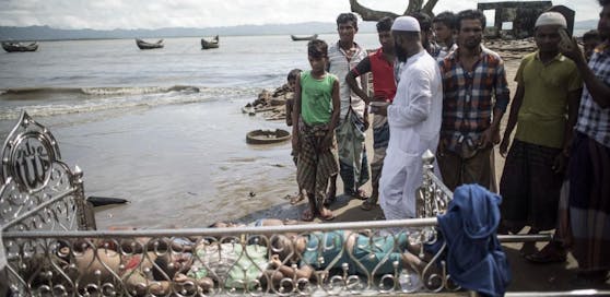 Ein Boot mit Rohingya ist vor der Küste Bangladeschs gesunken